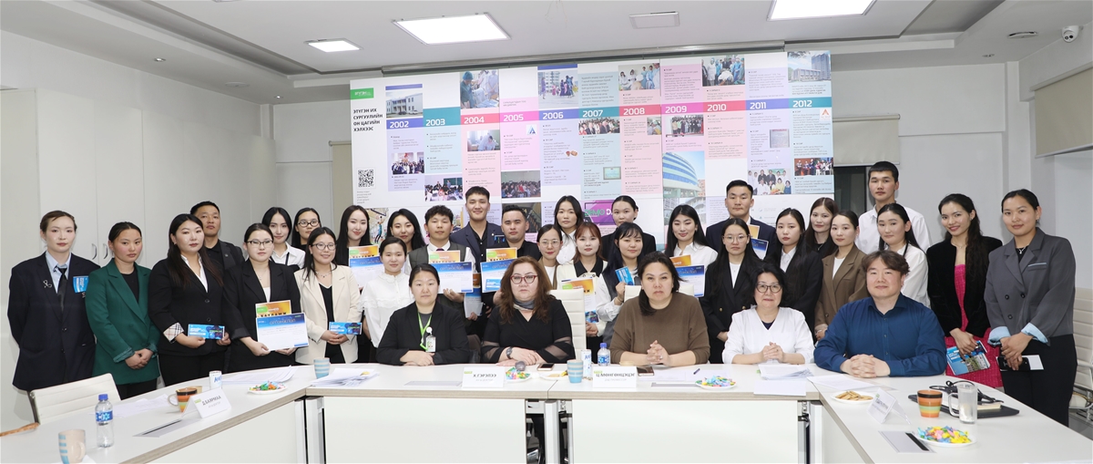 Анагаахын салбарын шилдэг илтгэгчид шүүгчдийн хамт