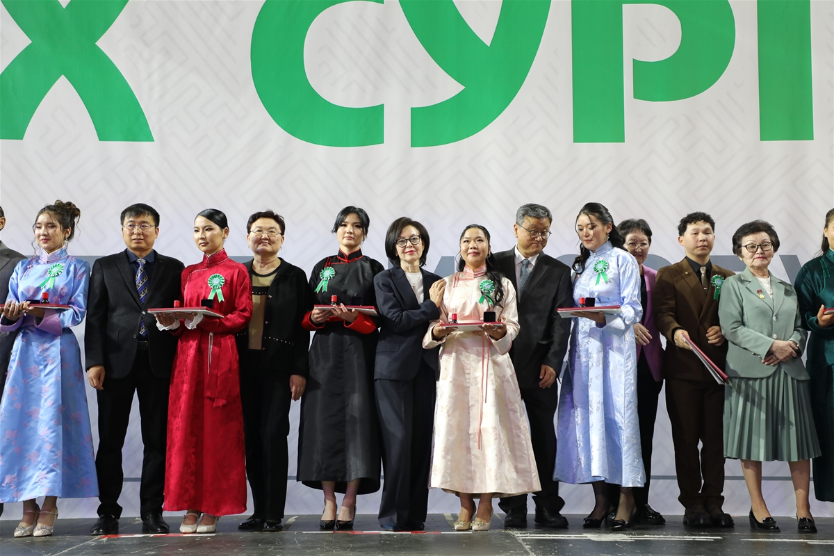 Этүгэн их сургуулийн төгсөлтийн ёслол 61