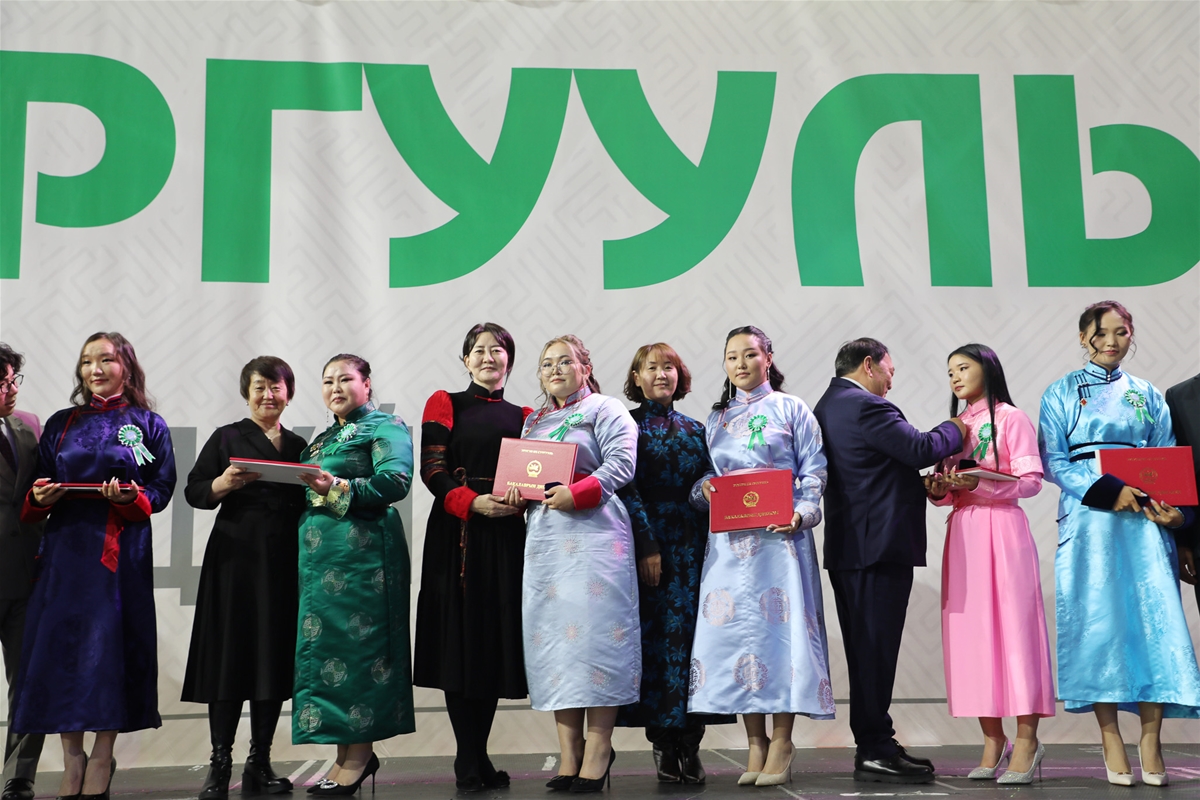 Этүгэн их сургуулийн төгсөлтийн ёслол 65