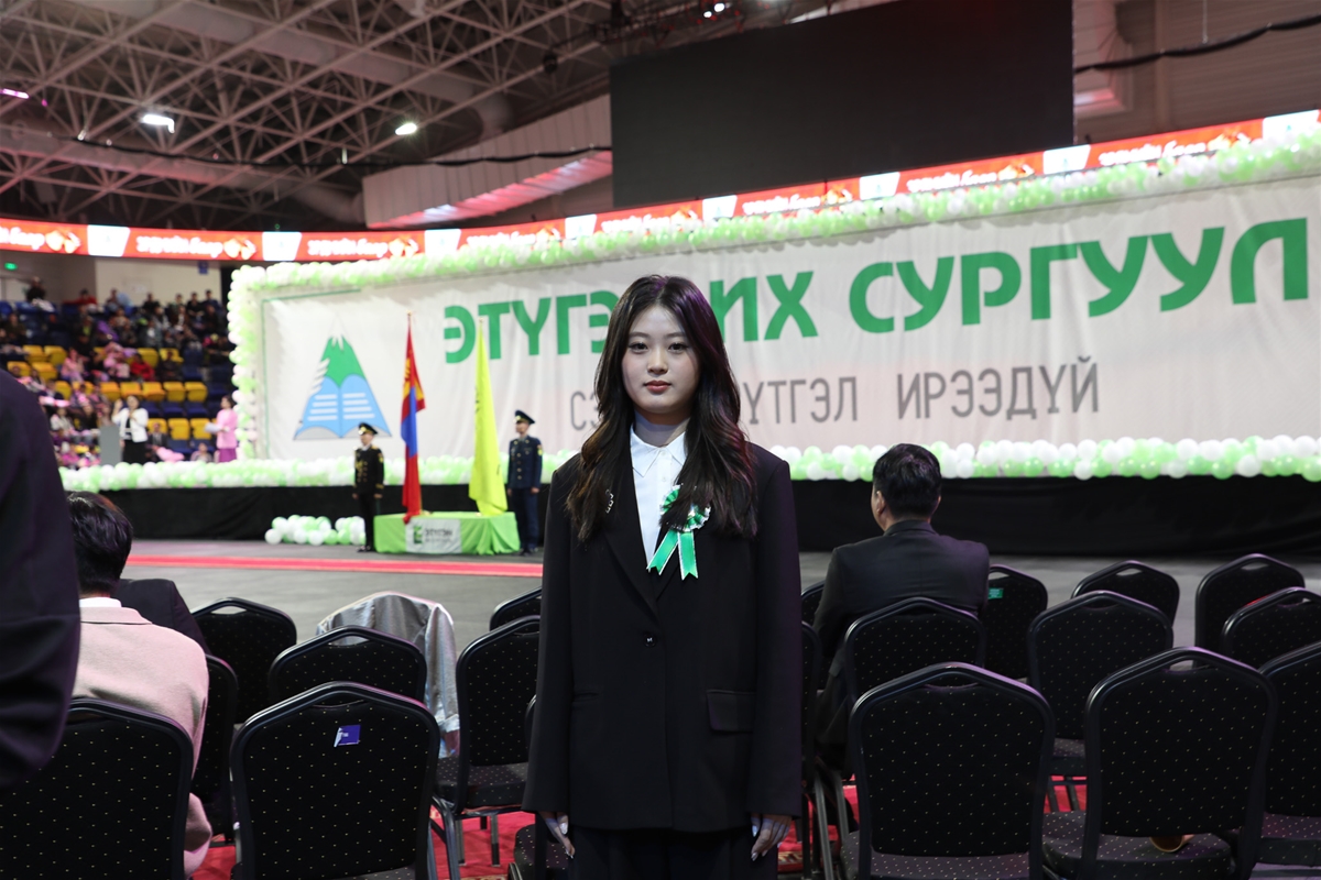 Этүгэн их сургуулийн төгсөлтийн ёслол 87