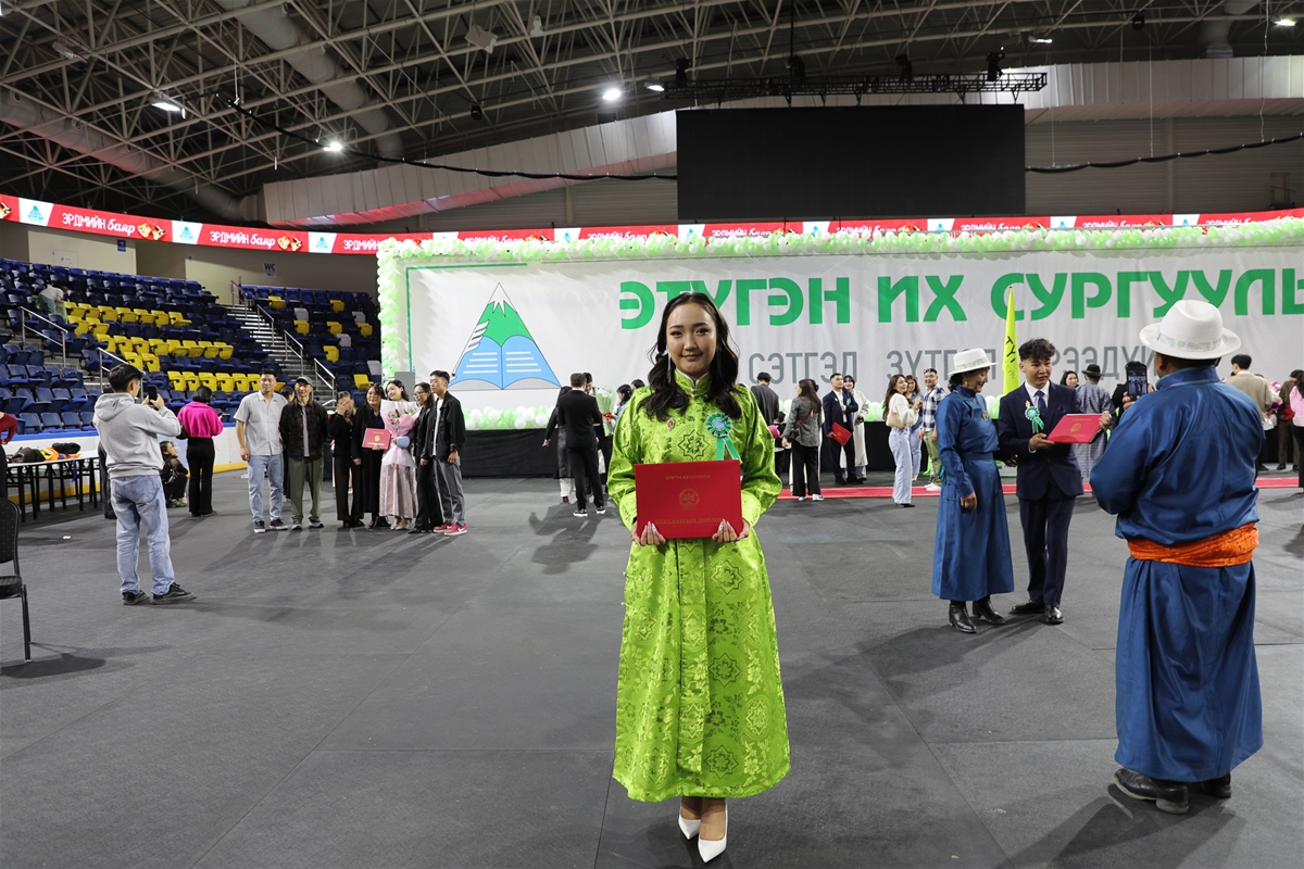 Этүгэн их сургуулийн төгсөлтийн ёслол 92