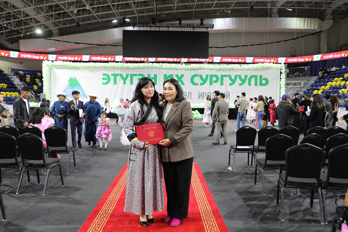 Этүгэн их сургуулийн төгсөлтийн ёслол 93