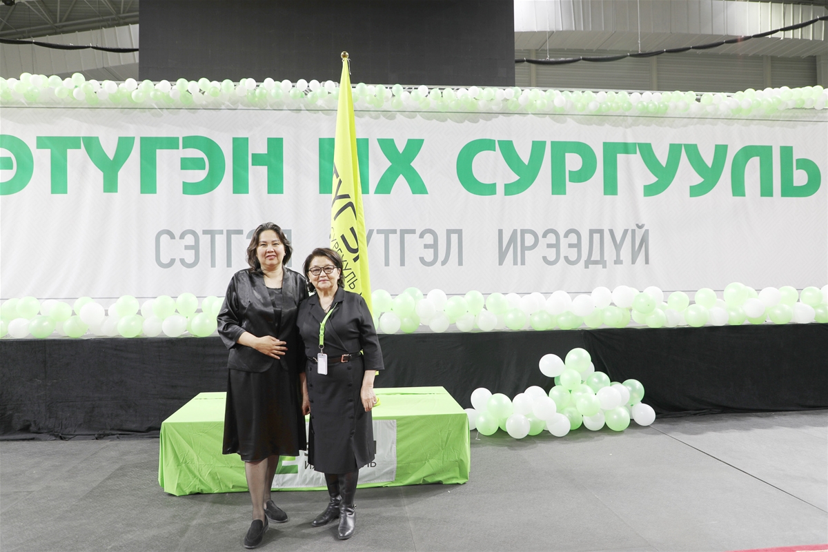 Этүгэн их сургуулийн төгсөлтийн ёслол 95