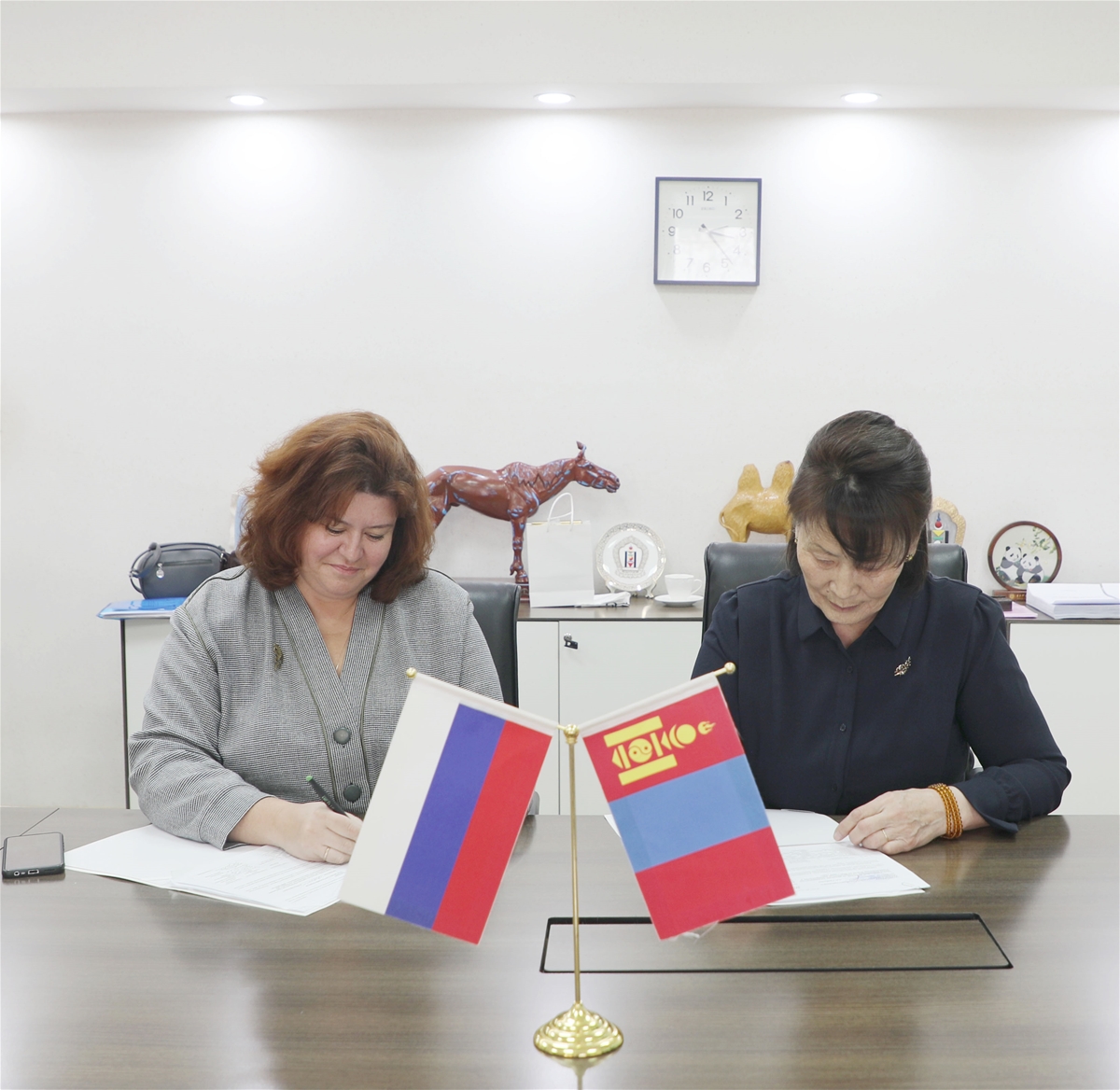 Гарын үсэг зурах ёслол